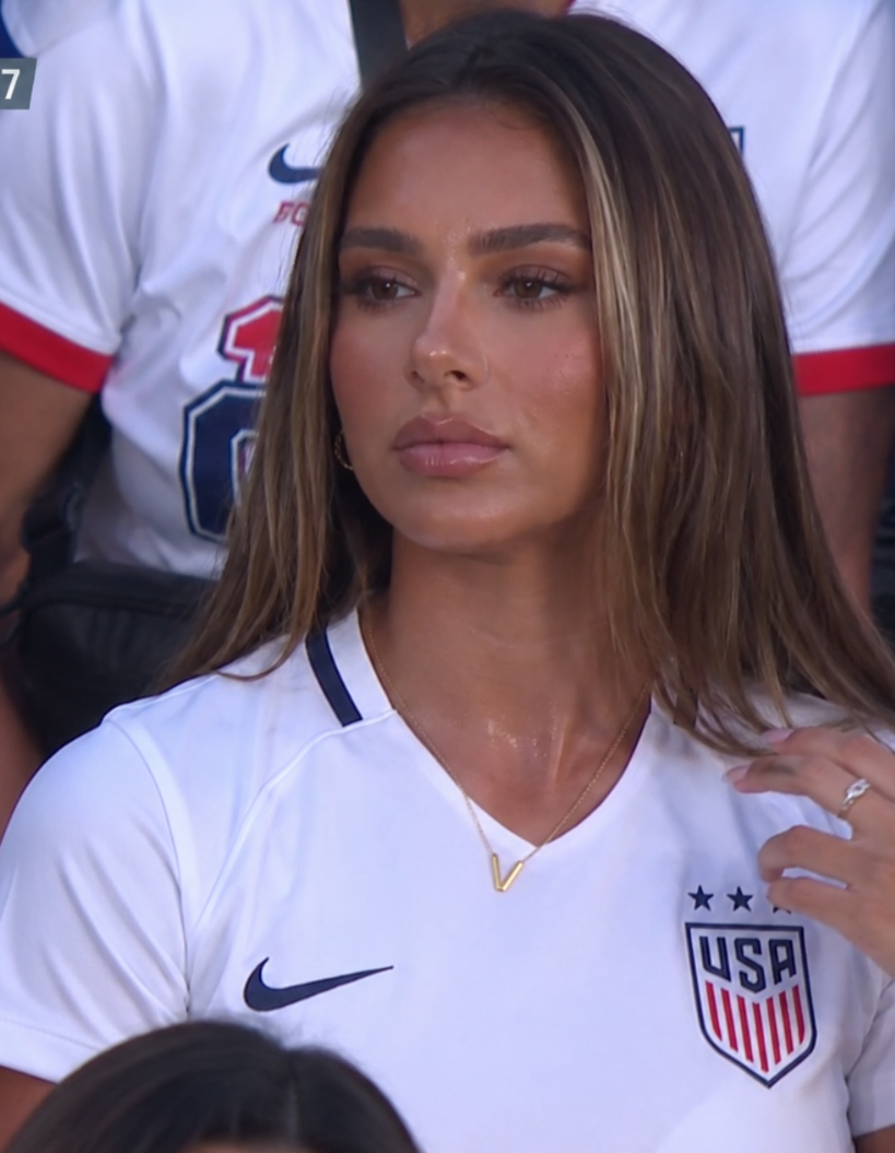 世界杯场边现超美女球迷！现场给其20秒镜头 支持美国和葡萄牙