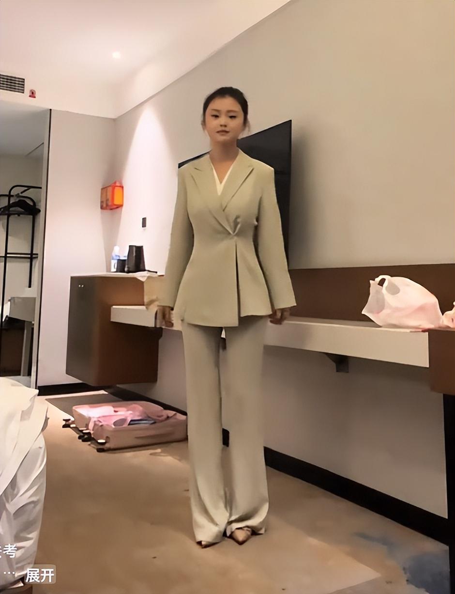 女孩穿“异形西装”考公面试，高分被刷，网友：拖地裤子太过分
