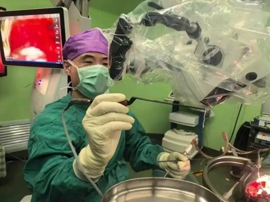马斯克、黄仁勋判断惊人一致：中国2030年前后依靠自己光刻技术补齐算力缺口