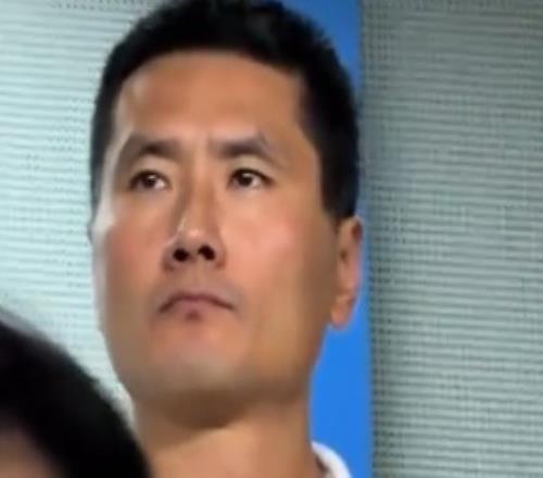 邵佳一现场观战浙江队vs云南玉昆,时不时与团队成员热聊