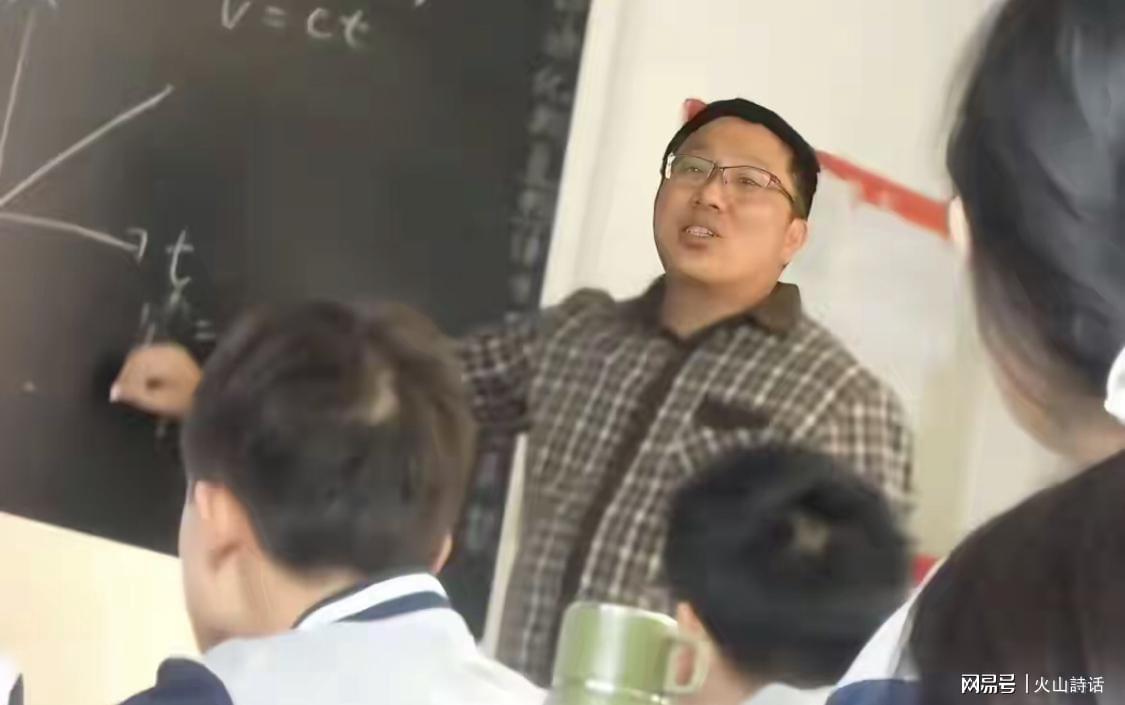 悲催!江苏赣榆海头高级中学“名师”张宝同去世,年仅50岁:刚过完生日没几天,知情人透露原因,多名学生哭了一整天冒雨送别